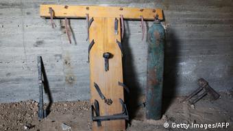 Орудия пыток, использовавшиеся при допросах узников подземной тюрьмы в городе Дума