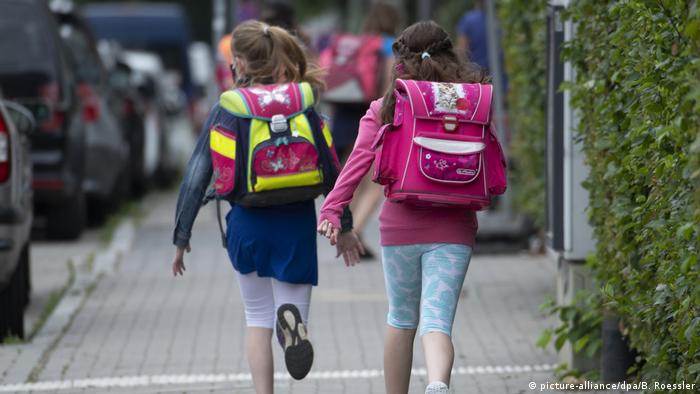 Frankfurt zwei Schülerinnen einer Grundschule rennen (picture-alliance/dpa/B. Roessler)