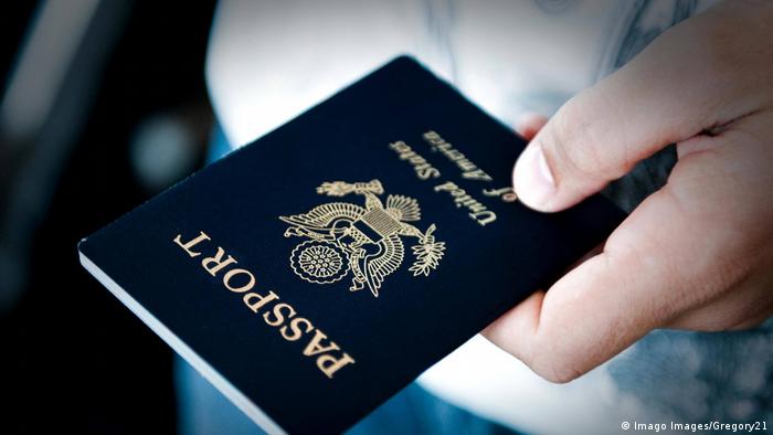 كورونا أفقد أقوى جوازات السفر بريقها.