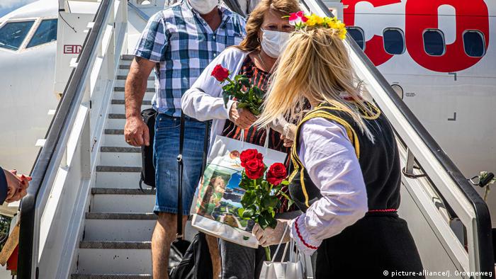 България посрещна с рози първите чуждестранни туристи