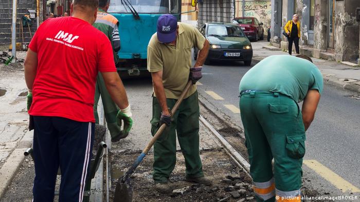 Bosnien Herzegowina | Männer arbeiten an der Straßenbahnspur (picture-alliance/imageBROKER)