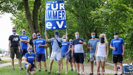Fußball Demonstration von Schalke Fans gegen Clemens Tönnies (picture-alliance/RHR-FOTO/D. Ewert)