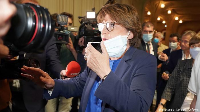 Martine Aubry speaks to media while wearing a mask (picture-alliance/S. Lefevre)