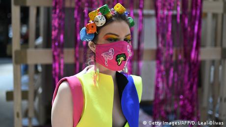 BdTD - Großbritannien London Maskenmode auf dem Camden Market (Getty Images/AFP/D. Leal-Olivas)