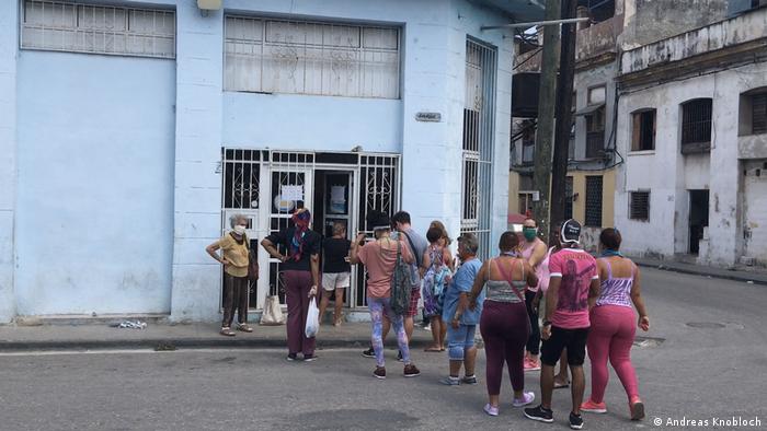 Longas filas se formam em frente às lojas em Cuba