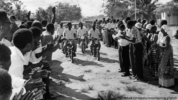Members of the Muluba Solidarty Movement ride in on bikes in DR Congo in 1959 prior to independence (picture-alliance/akg-images)
