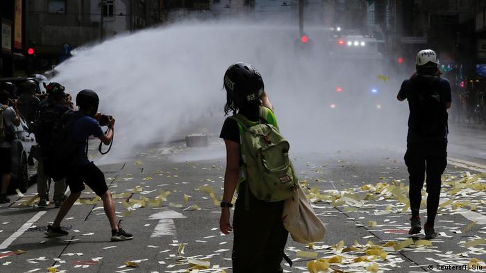 Hongkong | Pro-Democracy Proteste am Tag des 23 JubilÃ¤um der Ãbergabe an China: Polizei setzt Wasserwerfer ein (Reuters/T. Siu)