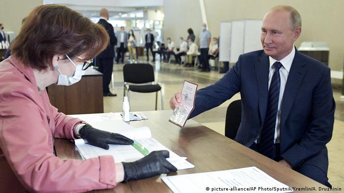 Russland Moskau | Verfassungsreferendum | Wladimir Putin, Präsident (picture-alliance/AP Photo/Sputnik/Kremlin/A. Druzhinin)