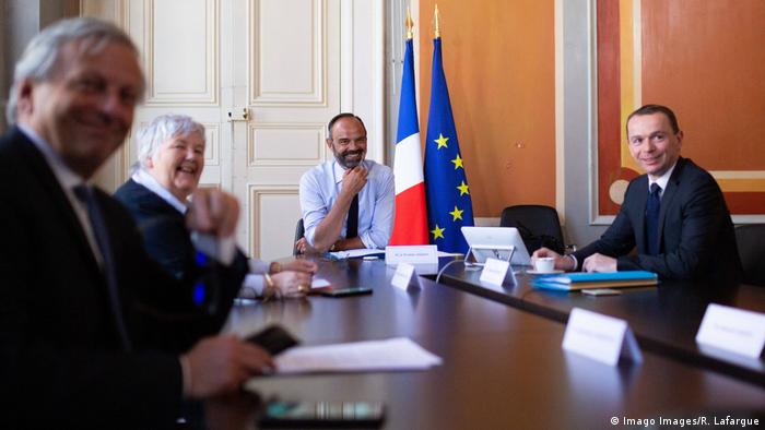 French Prime Minister Edouard Philippe, French Junior Minister for Public Administration Olivier Dussopt and French Minister of Territorial Cohesion and Relations with Territorial Communities Jacqueline Gourault pose prior to taking part in a videoconference meeting (Imago Images/R. Lafargue)