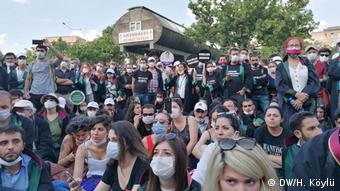 Δικηγόροι διαμαρτύρονται στην Άγκυρα για τις σχεδιαζόμενες αλλαγές στη δομή των δικηγορικών συλλόγων