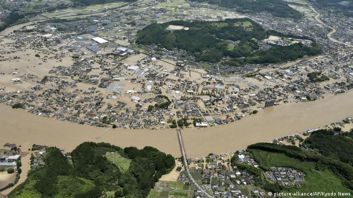 Bird's-eye view of flooded areas in Hitoyoshi (picture-alliance/AP/Kyodo News)