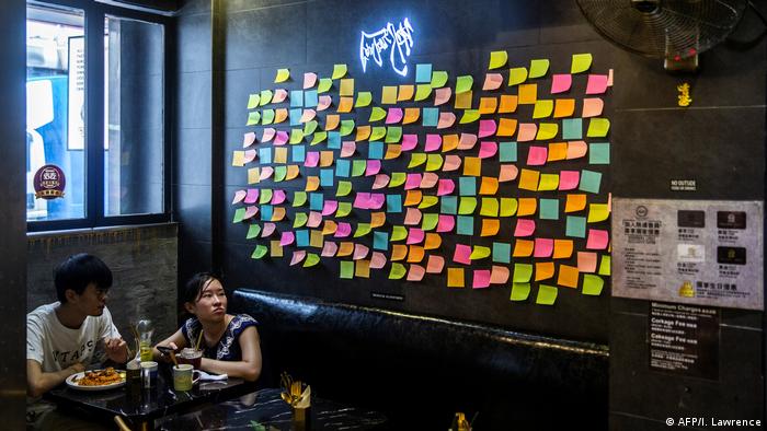 Hongkong | Klebezettel | Hongkonger werden kreativ gegen das Sicherheitsrecht (AFP/I. Lawrence)