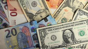 Währung | Euro, Yuan und Dollar (picture-alliance/ROPI/A. Pisacreta)