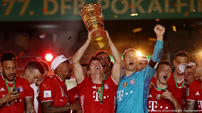 Игроки Баварии празднуют победу в кубке Германии