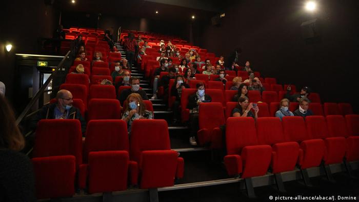 People sit in a reduced capacity theater in Paris (picture-alliance/abaca/J. Domine)