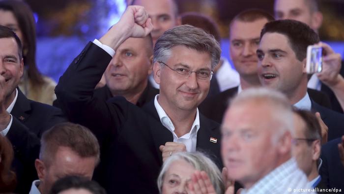 Премьер-министр Пленкович празднует победу с членами своей партии