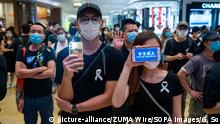 Hongkong Protestierende mit Smartphone