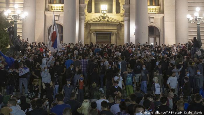 Serbien Belgrad Coronavirus | Proteste gegen neuen Lockdown vor dem Parlament (picture-alliance/AP Photo/M. Drobnjakovic)
