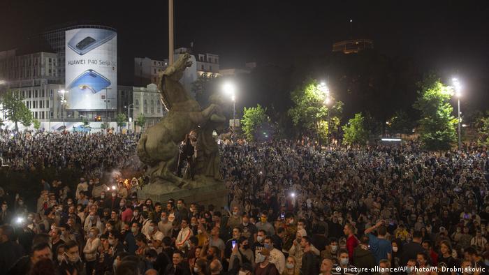 Serbien Belgrad Coronavirus | Proteste gegen neuen Lockdown vor dem Parlament (picture-alliance/AP Photo/M. Drobnjakovic)