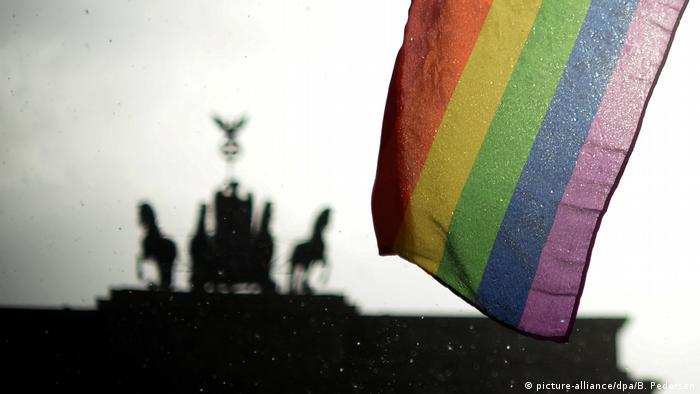 A Pride flag in Berlin in 2015 (picture-alliance/dpa/B. Pedersen)