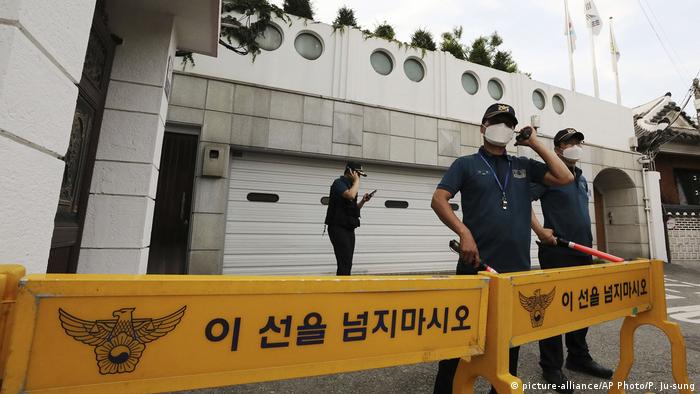 Police officers stand guard in front of the house of Seoul Mayor Park Won-soon in Seoul, South Korea, Thursday, July 9, 2020. (picture-alliance/AP Photo/P. Ju-sung)