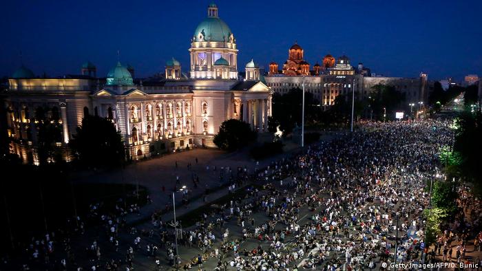 Serbien Belgrad Anti Coronamaßnahmen Proteste (Getty Images/AFP/O. Bunic)