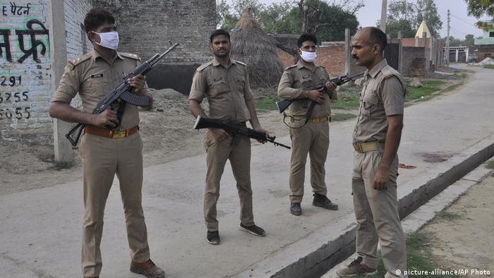 Police stand on guard after Vikas Dubey's gang ambushed and fired on police (picture-alliance/AP Photo)