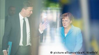 Deutschland Spionage|Merkel und Regierungssprecher Seibert (picture-alliance/dpa/K. Nietfeld)