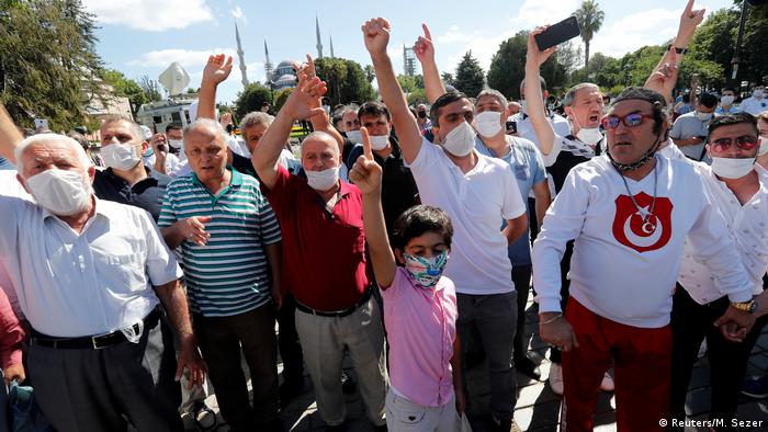Danıştay'ın kararının açıklanmasının ardından Ayasofya önünde çok sayıda kişi toplandı