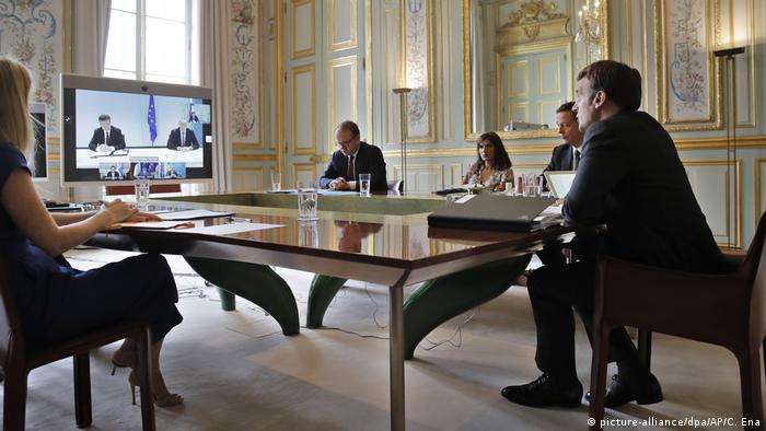 French President Emmanuel Macron and colleagues take part in the video conference. (picture-alliance/dpa/AP/C. Ena)