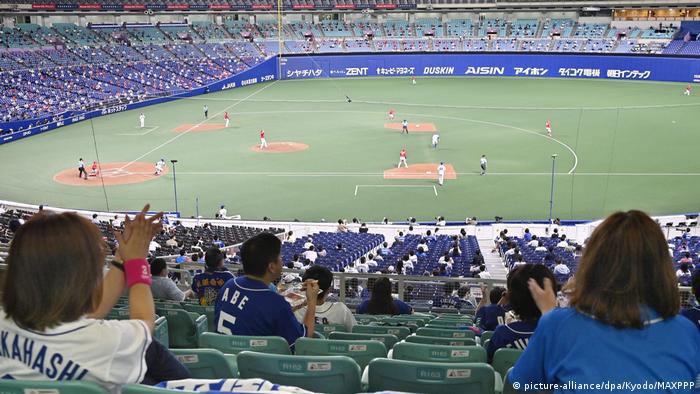 Chunici Dragons fans in the stands at Nagoya Dome in central Japan on July 10, 2020. (picture-alliance/dpa/Kyodo/MAXPPP)