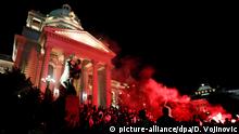 Serbien Belgrad Antiregierungsproteste Demonstranten stürmen Parlament