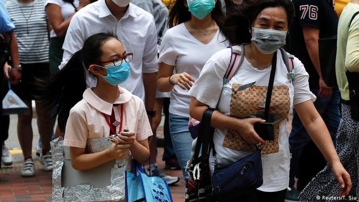 Hongkong Coronavirus | Menschen mit Mundschutz (Reuters/T. Siu)