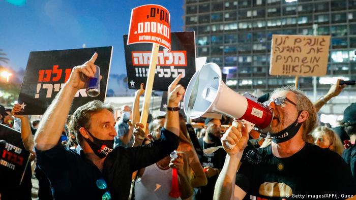 Кадър от юли 2020: жители на Тел Авив протестират заради липсата на адекватни икономически мерки в подкрепа на бизнеса и хората