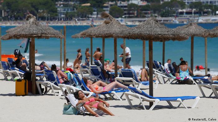 Spanien Palma de Mallorca | Coronavirus | Touristen am Strand (Reuters/E. Calvo)