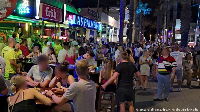 Mallorca'daki turistlerin sosyal mesafe ve hijyen kurallarını ihlal ederek eğlendiklerini gösteren görüntüler endişe yarattı.