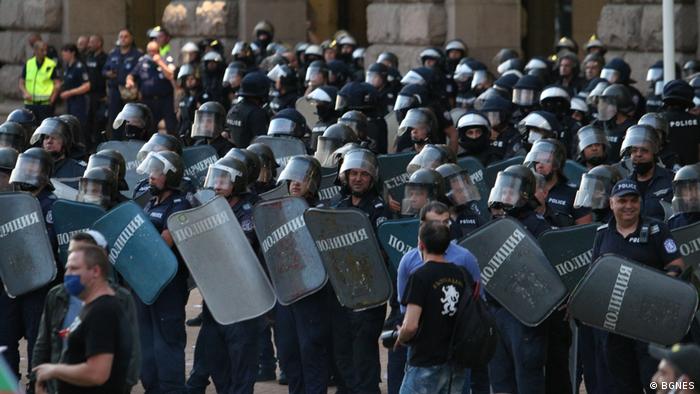 Протестите в София се провеждат при засилено полицейско присъствие.