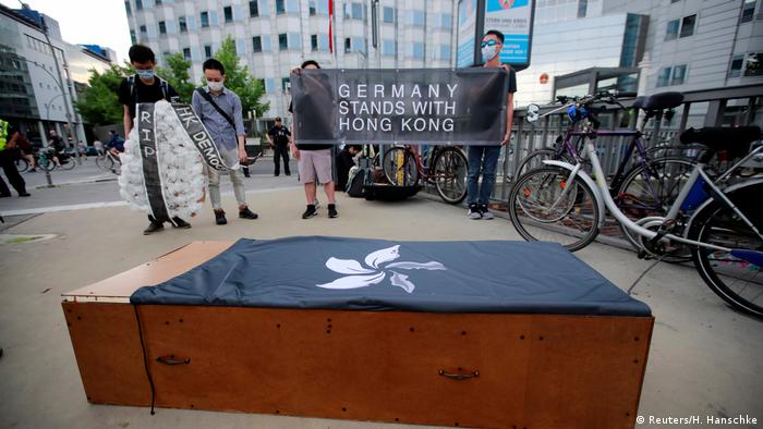 Deutschland Berlin | Aktivisten protestieren in Solidarität mit Hongkong vor der chinesischen Botschaft (Reuters/H. Hanschke)