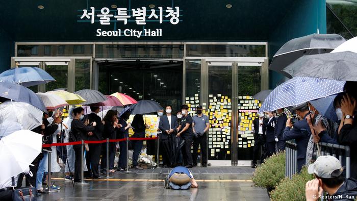 People line up outside Seoul City Hall (Reuters/H. Ran)