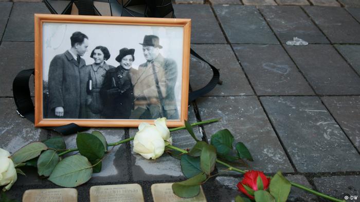 سه سنگ نبشته بر روی زمین که نشان می‌دهند، اینجا روزی سه تن که بعدها قربانی فاشیست در آلمان بودند، می‌زیسته‌اند؛ سه انسان که شاید یکی از آخرین تصاویرشان در یک عکس به یادگار مانده است