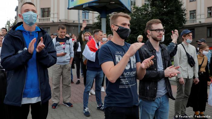Участники акций протеста в Минске, часть из которых в защитных масках