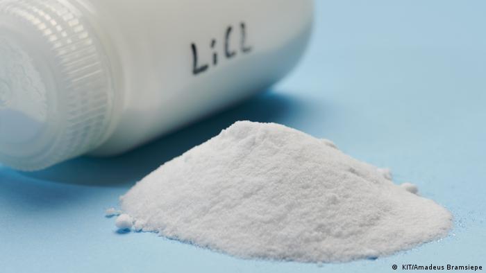 Lithium in powder form