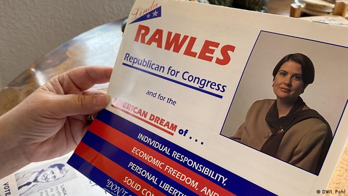 Linda Rawles holds up 1994 campaign poster (DW/I. Pohl)