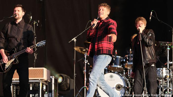  Tim Bendzko performing at the drive-in concert in May 2020 (imago images/Future Image/C. Niehaus)