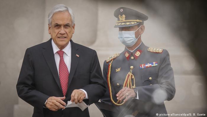 Chilean President Sebastian Pinera stands next to a solider in a face mask (picture-alliance/dpa/S. B. Gaete)