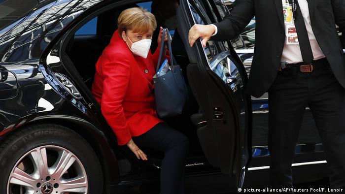Angela Merkel arrives at the summit (picture-alliance/AP/Reuters Pool/F. Lenoir)