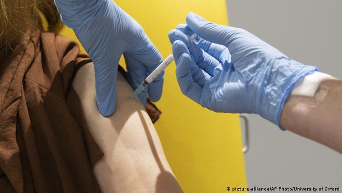 UK Uni Oxford meldet Durchbruch bei Corona-Impfstoff (picture-alliance/AP Photo/University of Oxford)