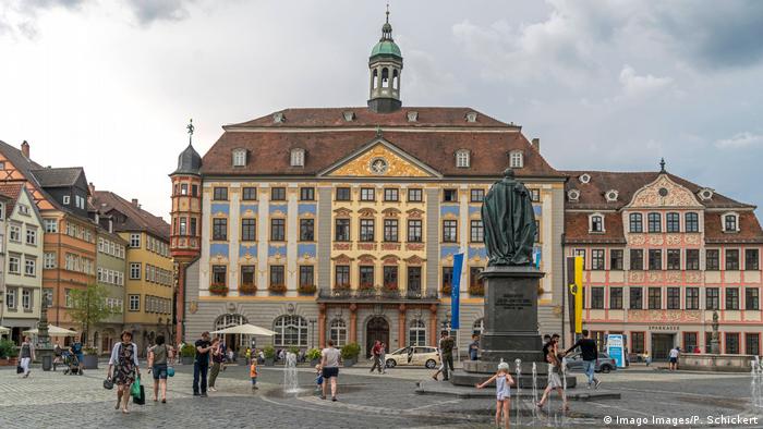 Coburg Rathaus mit Prinz-Albert-Denkmal auf dem Marktplatz (Imago Images/P. Schickert)