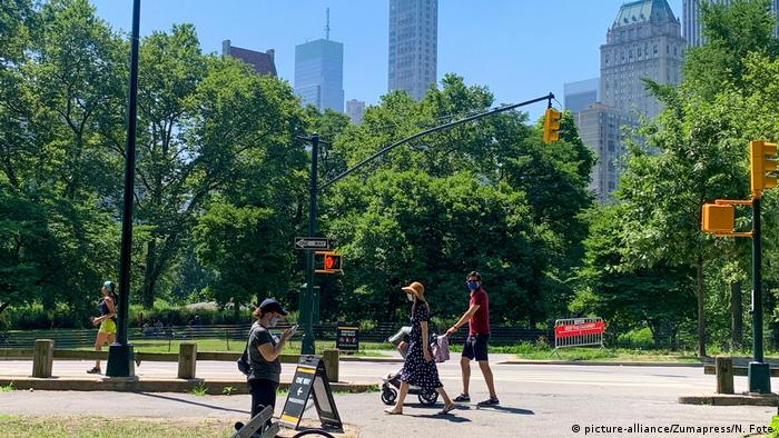 Pessoas caminham no Central Park, em Nova York