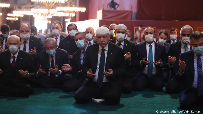 Türkei Istanbul Präsident Erdogan in Hagia Sophia zum Freitagsgebet (picture-alliance/AA/M. Kamaci)